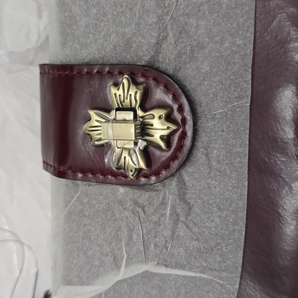 NWT Patricia Nash Marene Floret Twist Lock Red Patent Bi Fold Leather Wallet - Picture 5 of 16